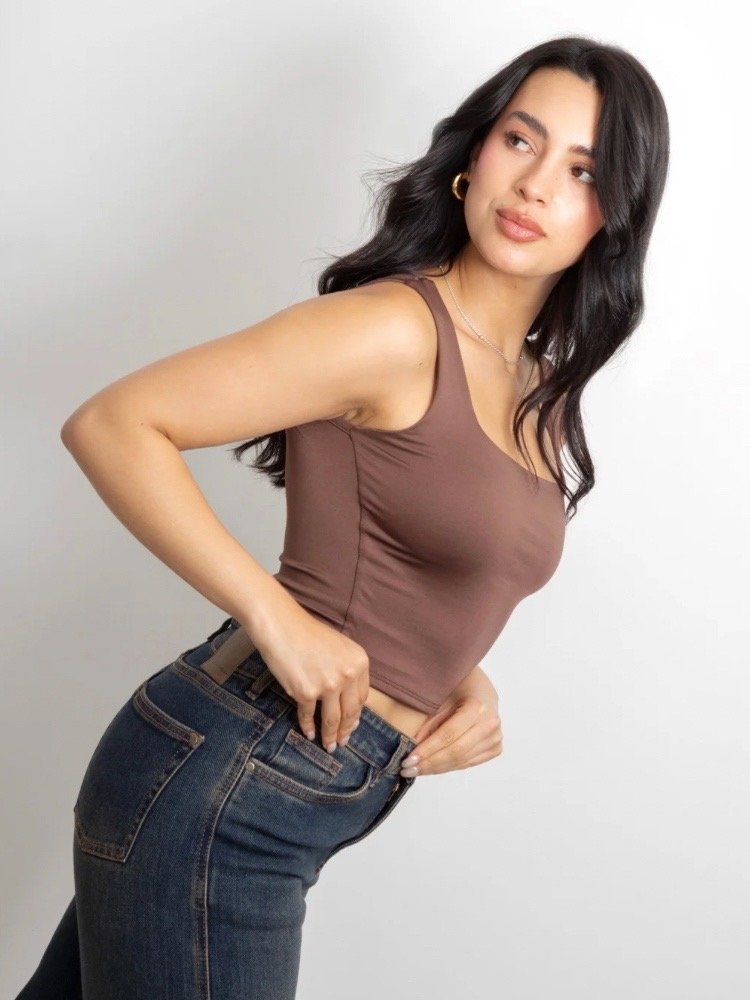 BÁSICO ESCOTE CUADRADO